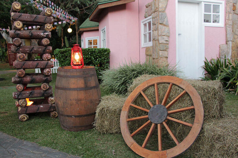 roda e barril em decoração de festa junina
