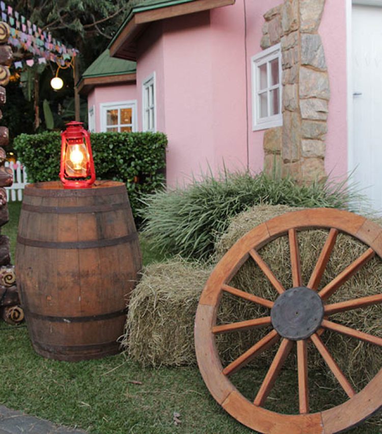 roda e barril em decoração de festa junina